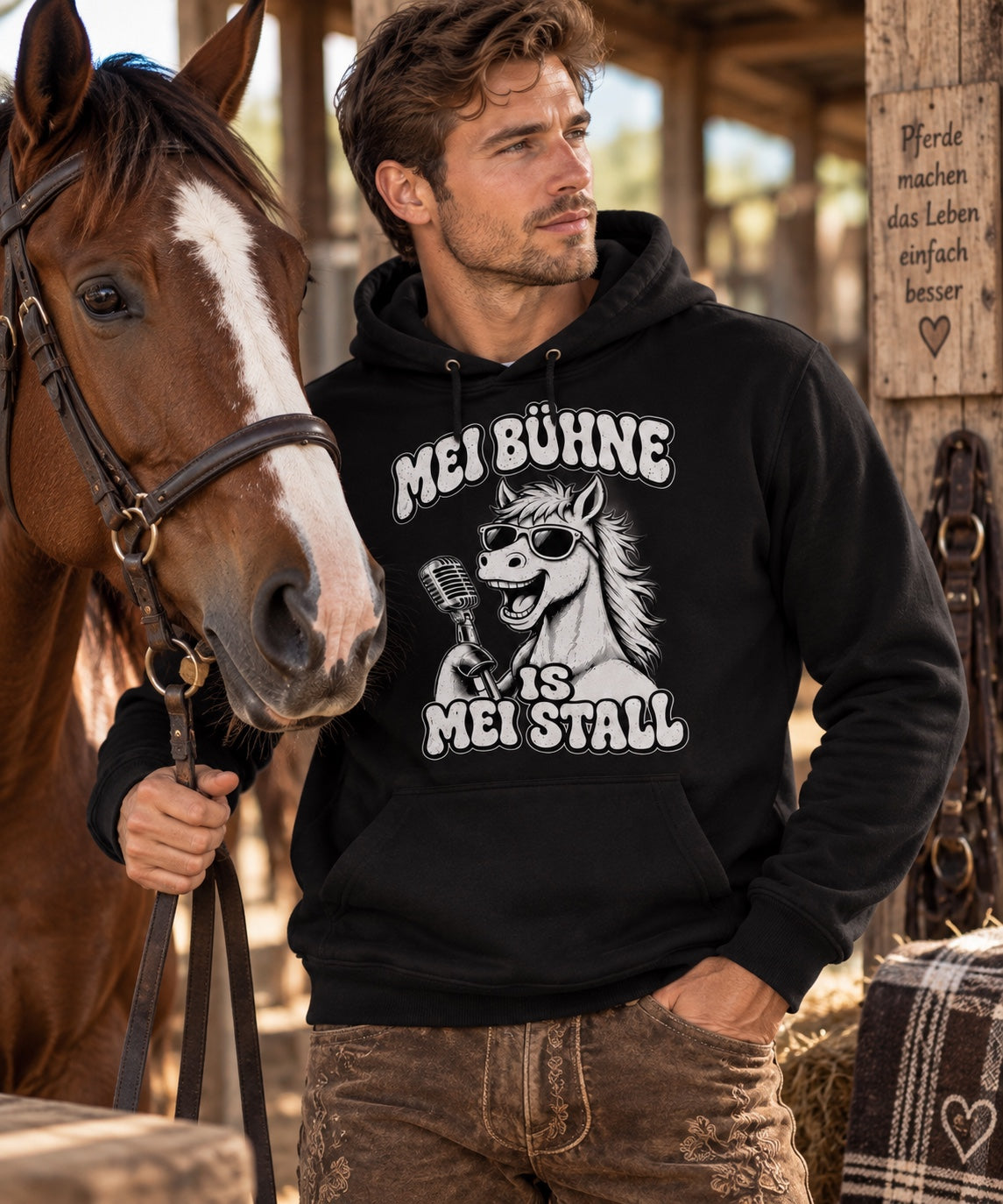 Mann mit Pferd im schwarzen Pferdebua Hoodie