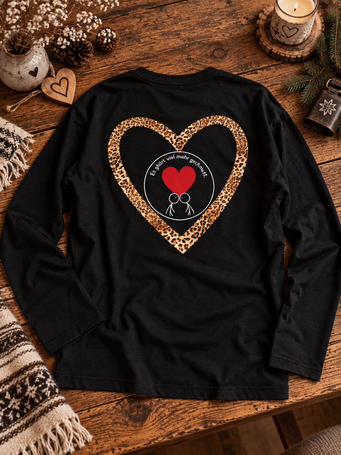 Schwarzes Leo-Schmuserei-Langarmshirt mit großem Herz in Leopardenmuster und kleinem roten Herz auf dem Rücken