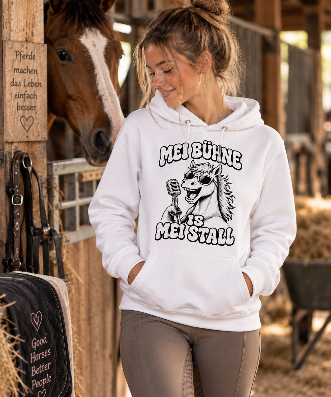Frauenmodel im weißen Pferdemädl Hoodie im Pferdestall