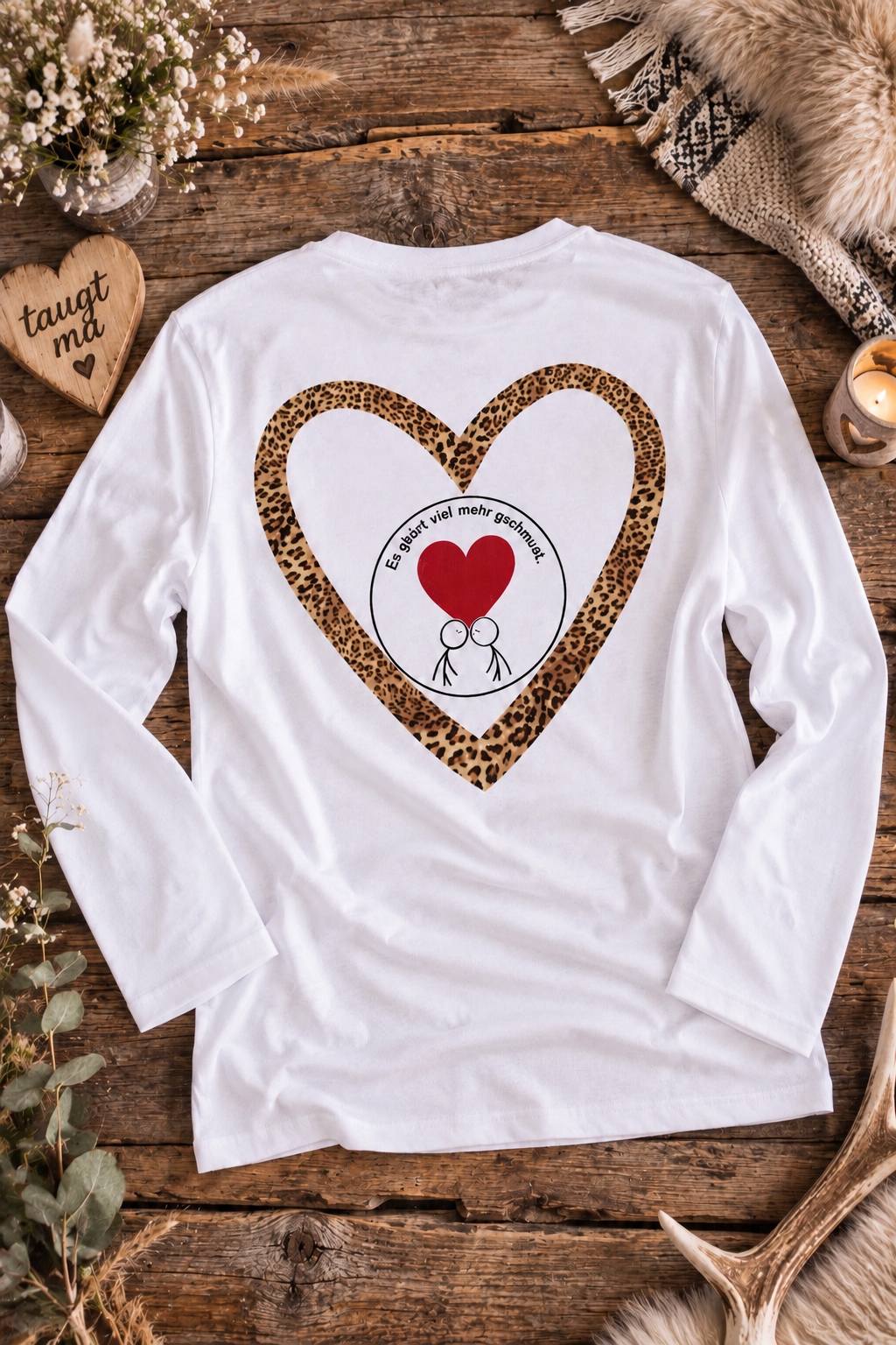 Weißes Leo-Schmuserei-Langarmshirt mit großem Herz in Leopardenmuster und kleinem roten Herz auf dem Rücken
