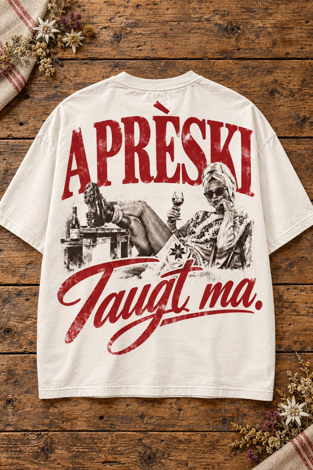 Herren Oversize-T-Shirt Après-Ski – Taugt ma. in Weiß, Rückenmotiv auf Altholztisch