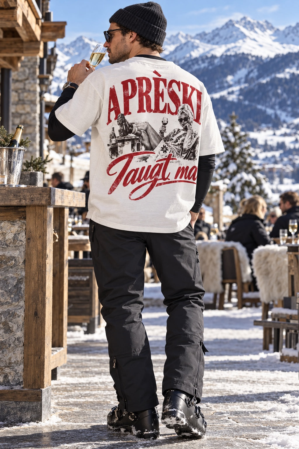 Herren Oversize-T-Shirt Après-Ski – Taugt ma. in Weiß mit schwarzem Skiunterziehshirt am Model auf Bergterrasse
