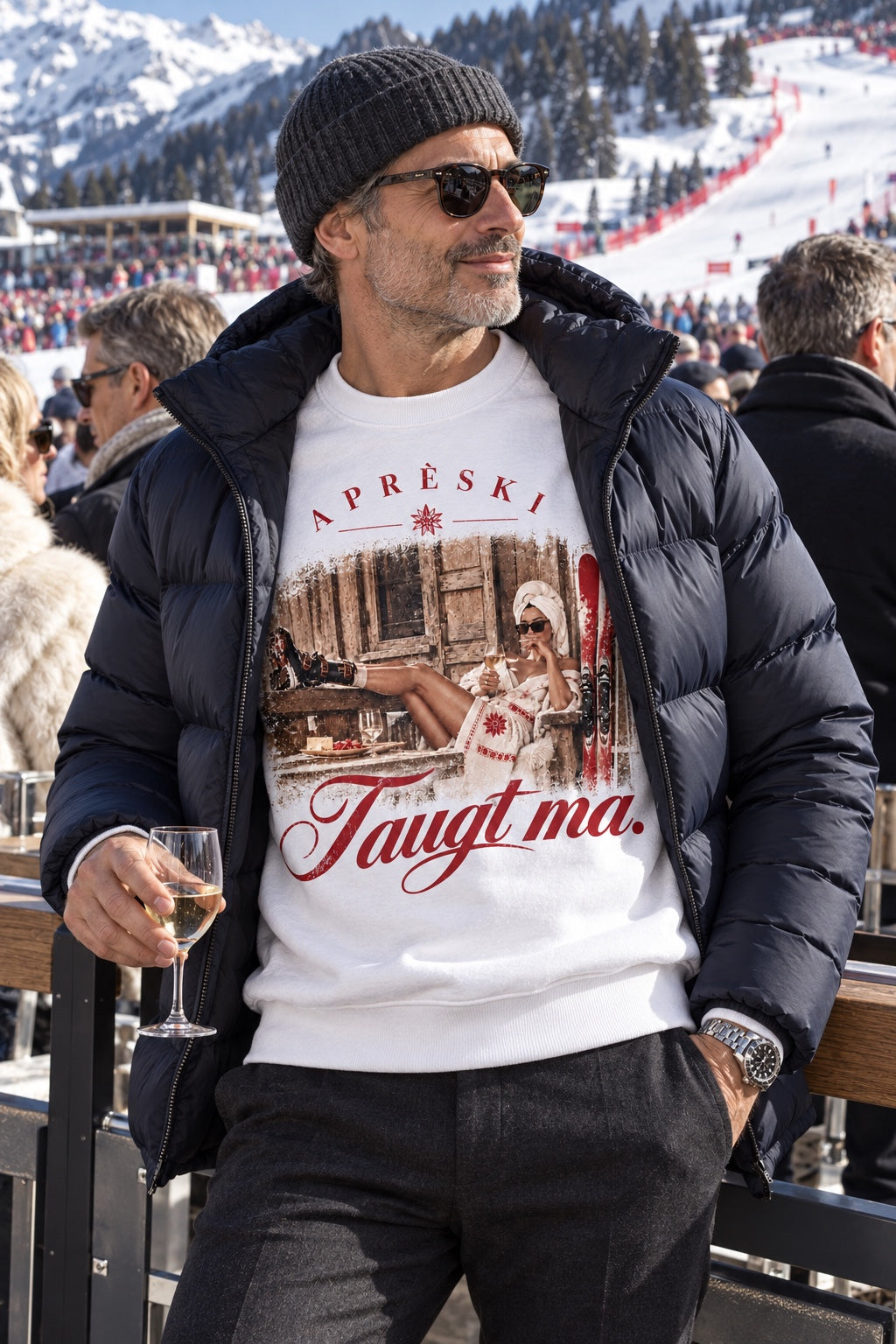 Mann trägt weißen Après-Ski Vintage Rundhalspullover unter offener Daunenjacke beim Skirennen