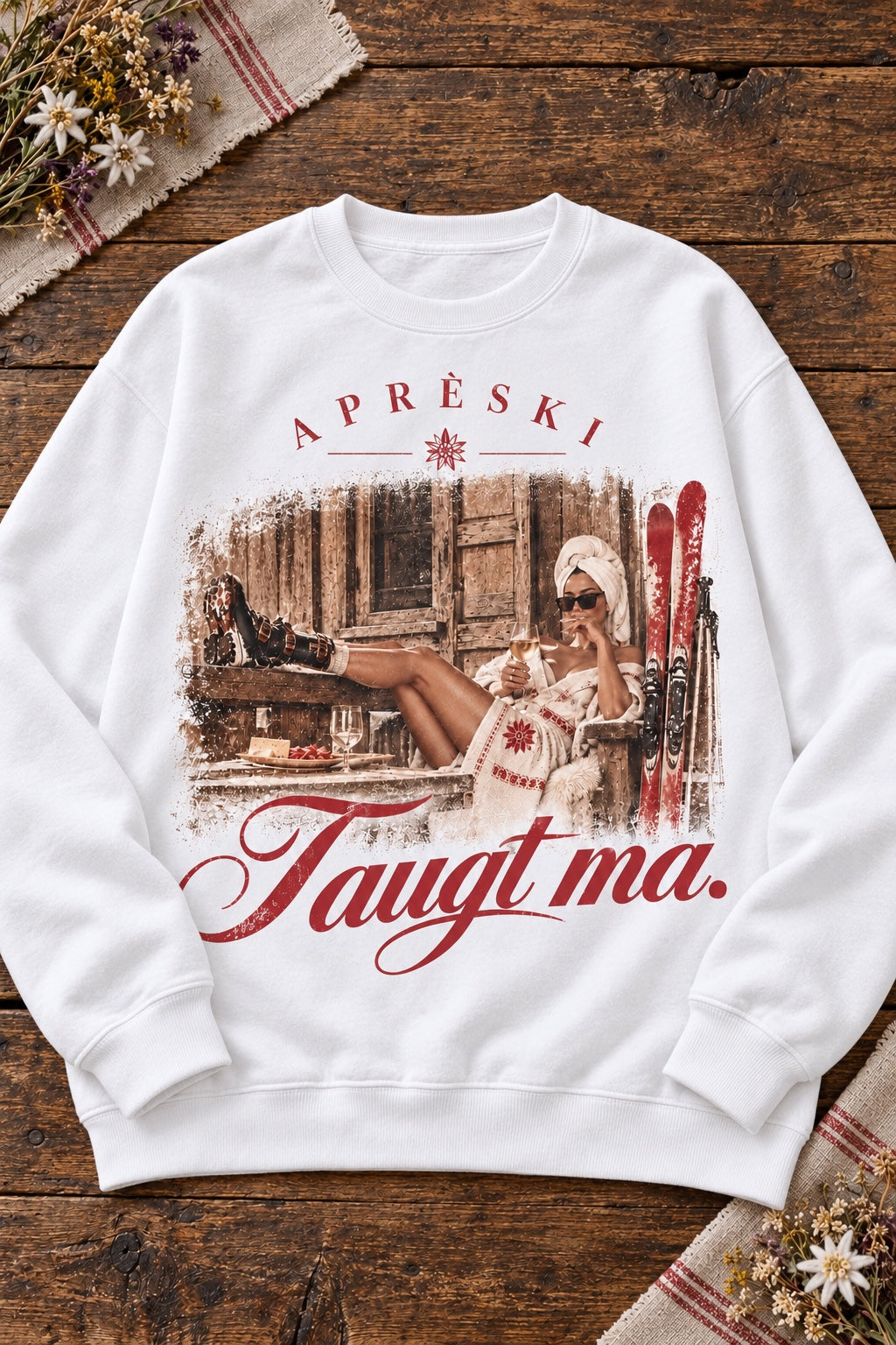 Weißer Damen Rundhalspullover mit Après-Ski Vintage Frontmotiv auf Altholztisch
