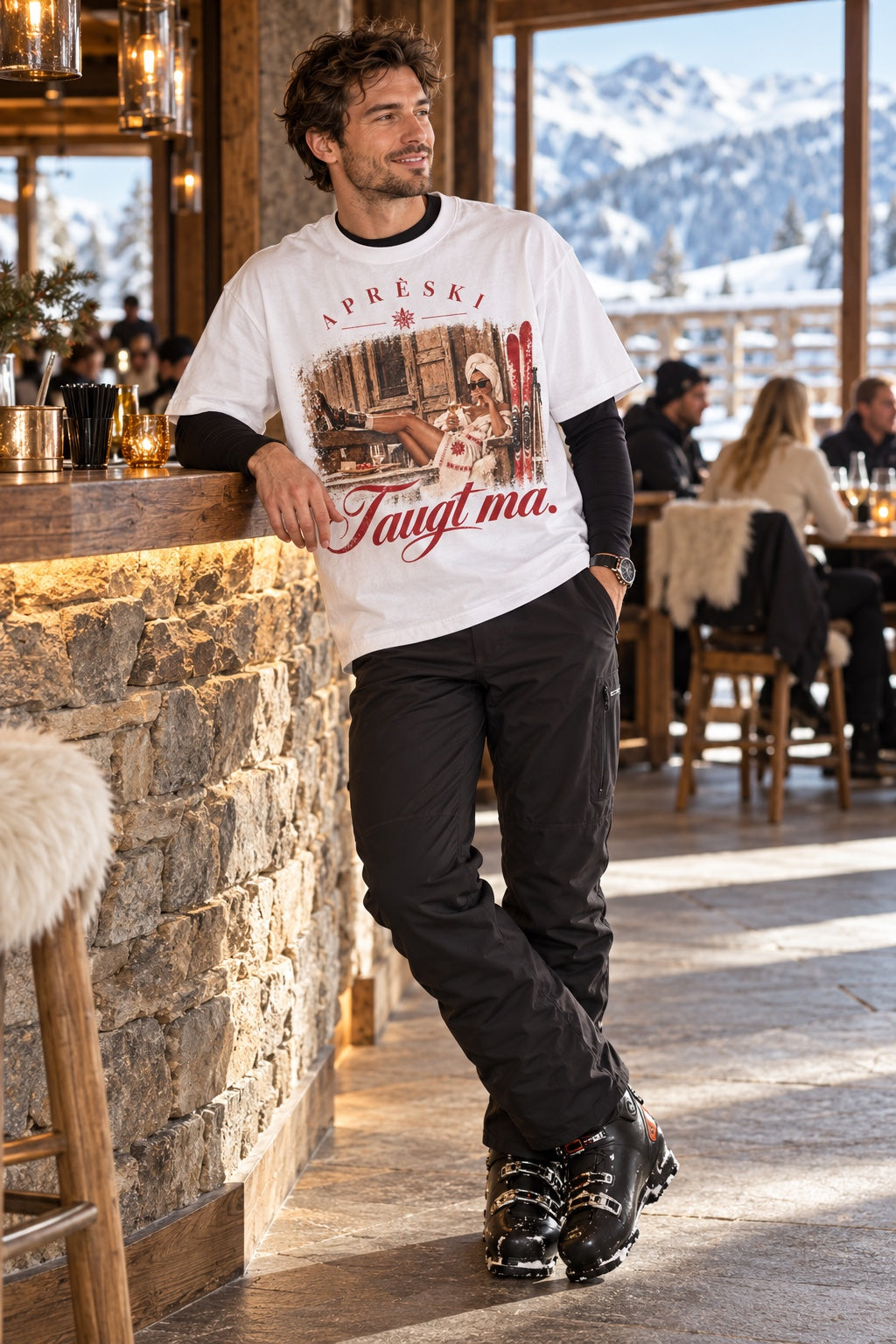 Herren Oversize-T-Shirt Après-Ski Vintage in Weiß am Model mit schwarzer Skiunterwäsche in Skihütte