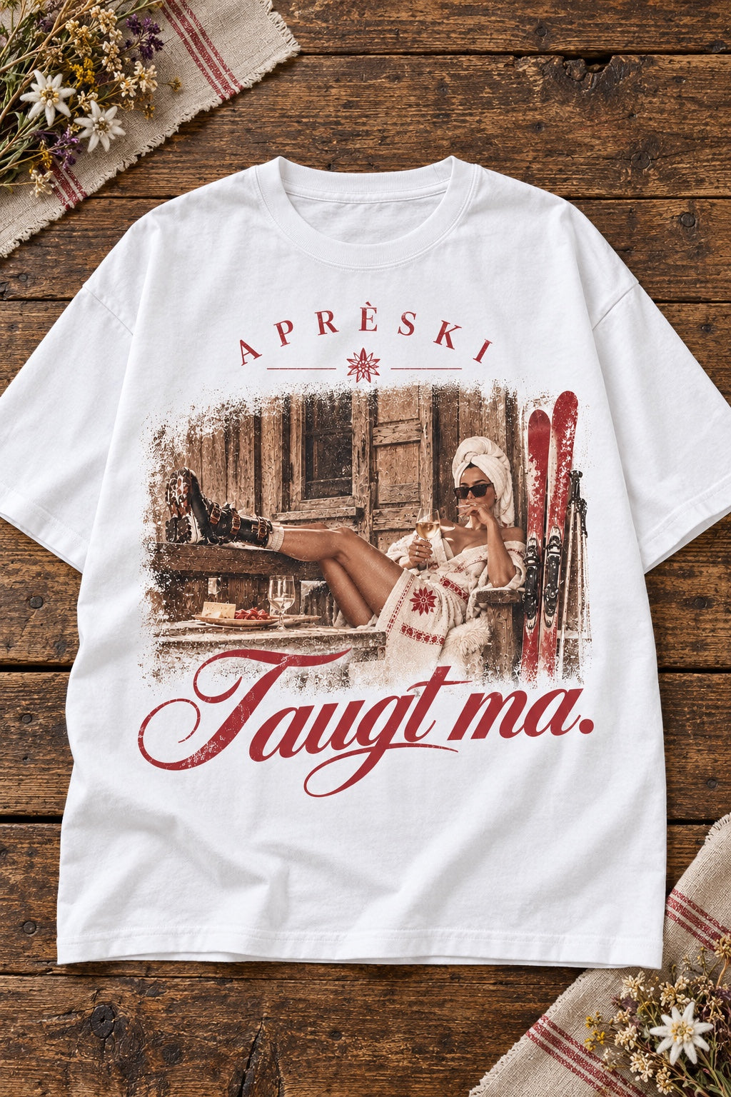 Damen Oversize-T-Shirt Après-Ski Vintage in Weiß mit sepiafarbenem Frontmotiv auf Altholztisch