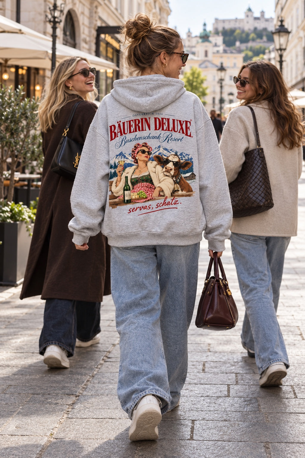 Bäuerin Deluxe Damen-Hoodie – Rückenansicht beim Stadtbummel mit Freundinnen
