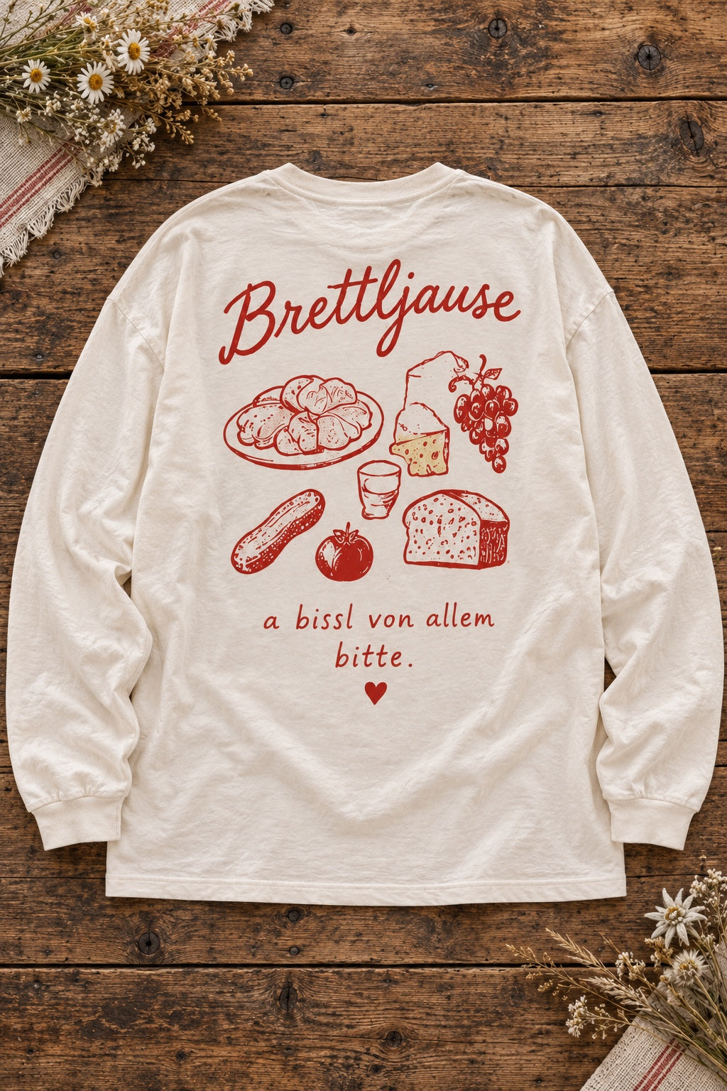 Weißes Damen Oversize-Longsleeve Brettljause – Rückenmotiv auf Altholztisch