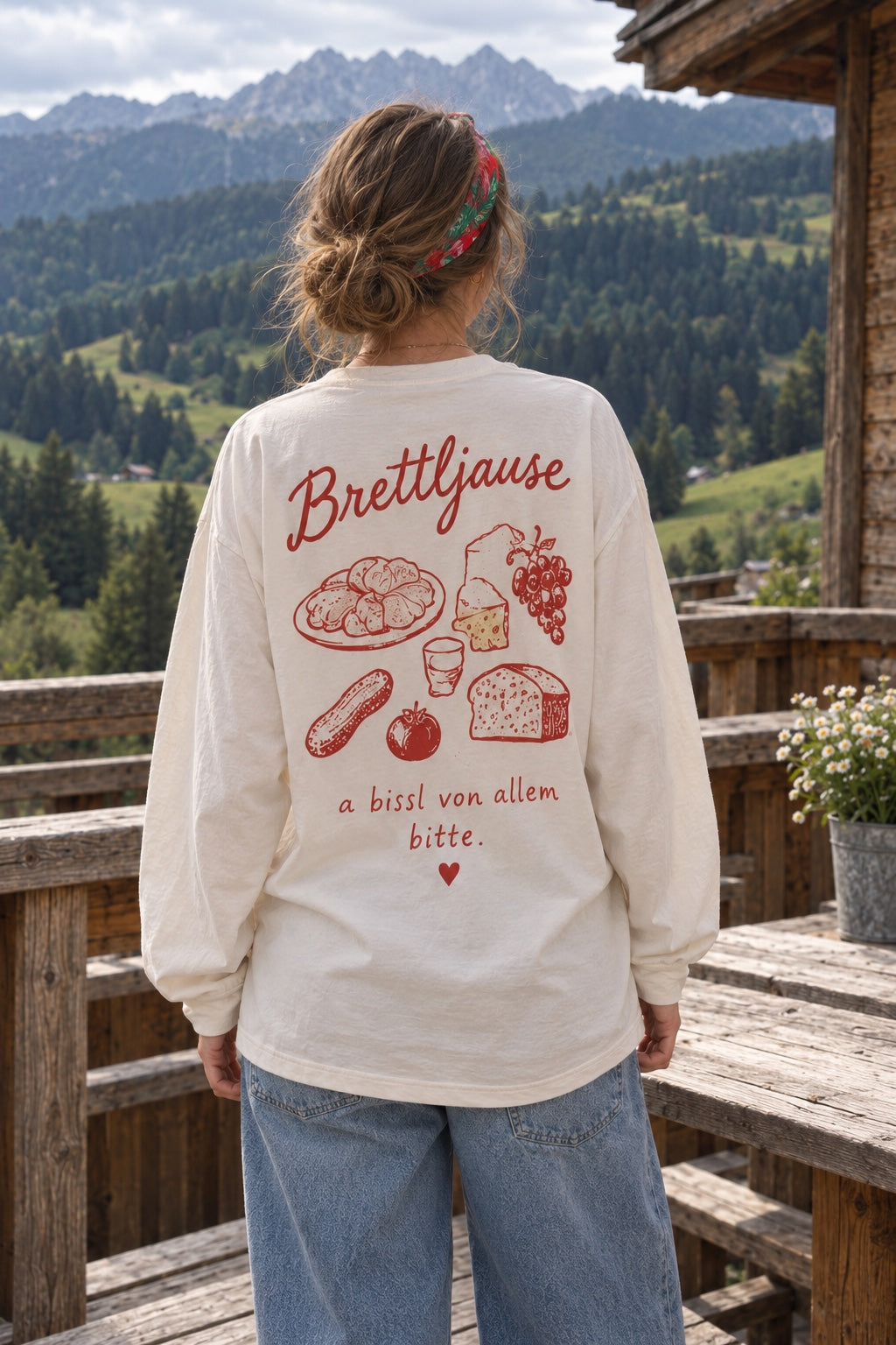 Damen Oversize-Longsleeve Brettljause in Weiß – Model auf einer Almhütte