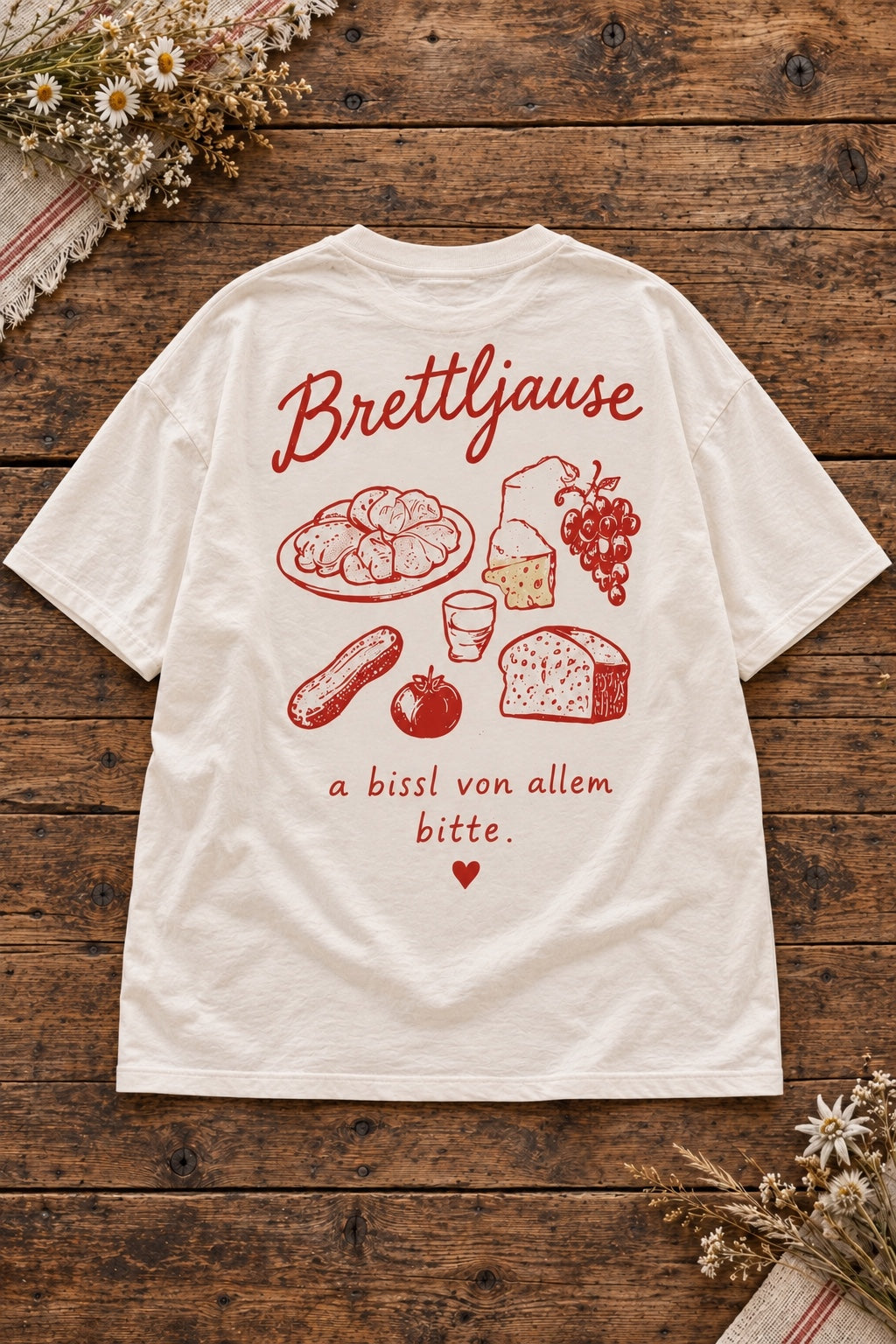 Damen Oversize-T-Shirt Brettljause in Weiß auf Altholztisch