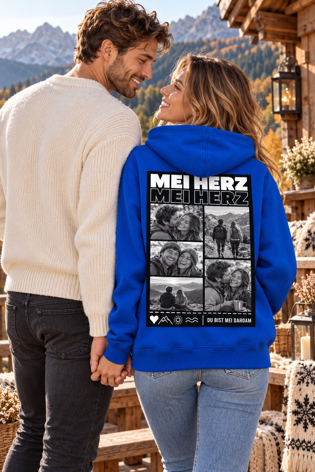 Model mit blauem Mei-Herz-Foto-Hoodie neben Partner