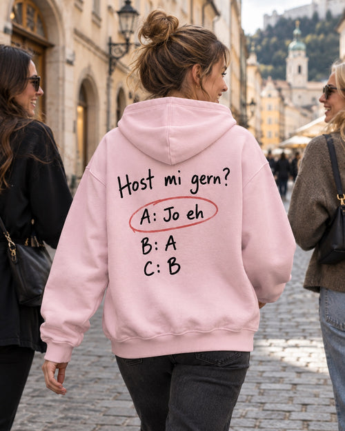 Rosa Damen Hoodie Host mi gern am Model beim Stadtbummel