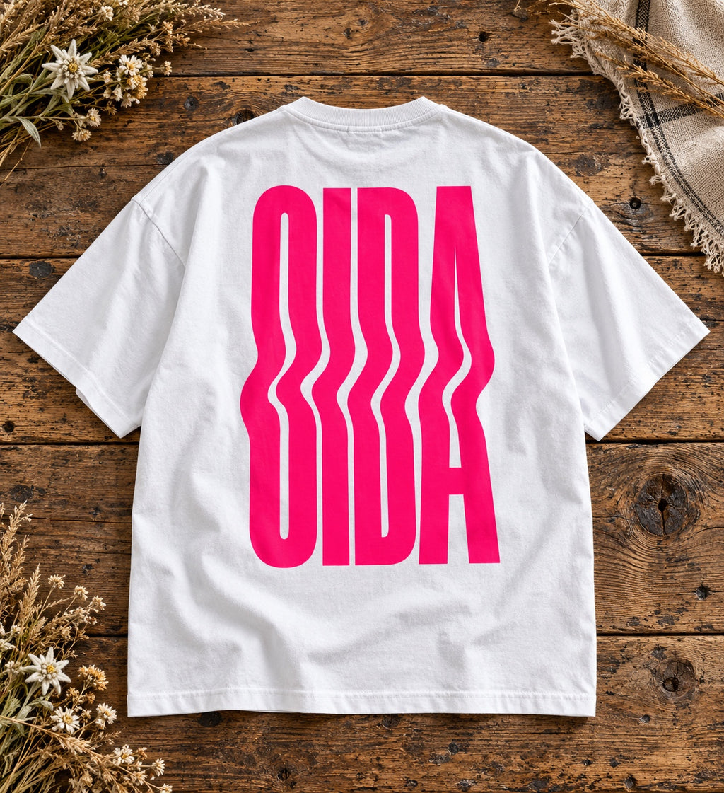 Weißes Oversize T-Shirt mit pinkem OIDA Rückenprint auf Altholz
