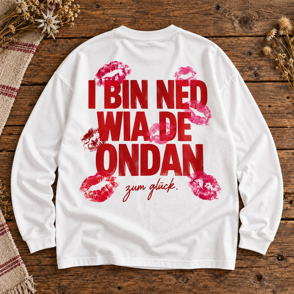 Weißes Damen Oversize-Longsleeve I bin ned wia de ondan auf Holztisch