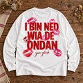 Weißes Damen Oversize-Longsleeve I bin ned wia de ondan auf Holztisch