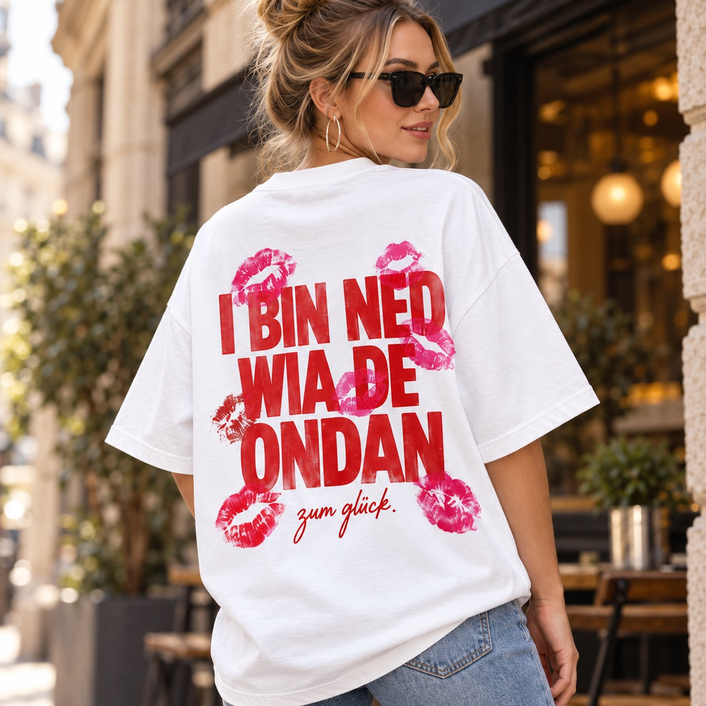 Nahaufnahme des Rückenmotivs I bin ned wia de ondan am Damen Oversize-T-Shirt