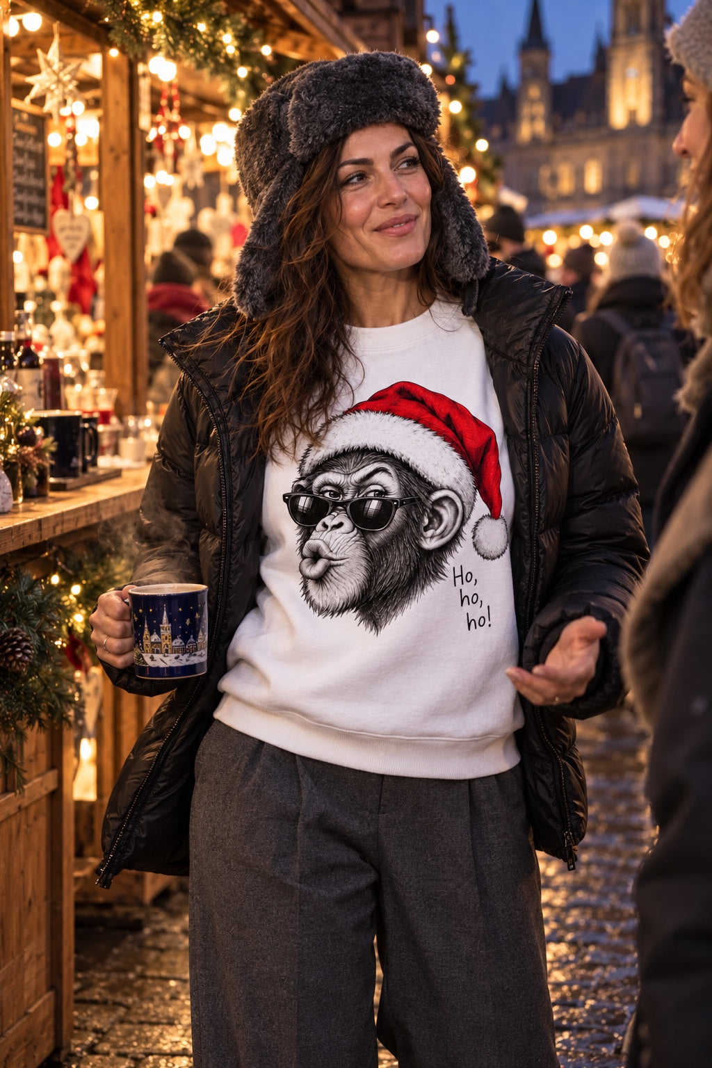 Damen Rundhalspullover Ho, ho, ho! in Weiß – getragen auf dem Weihnachtsmarkt