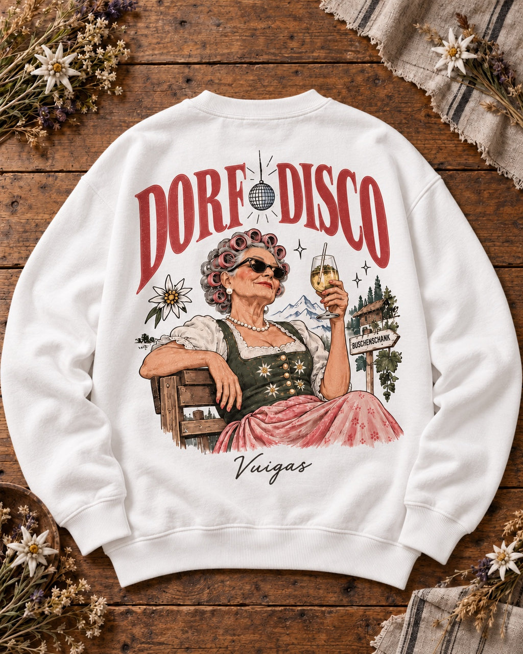 Weißer Herren-Rundhalspullover Dorf Disco – Vuigas mit Rückenmotiv auf Altholztisch