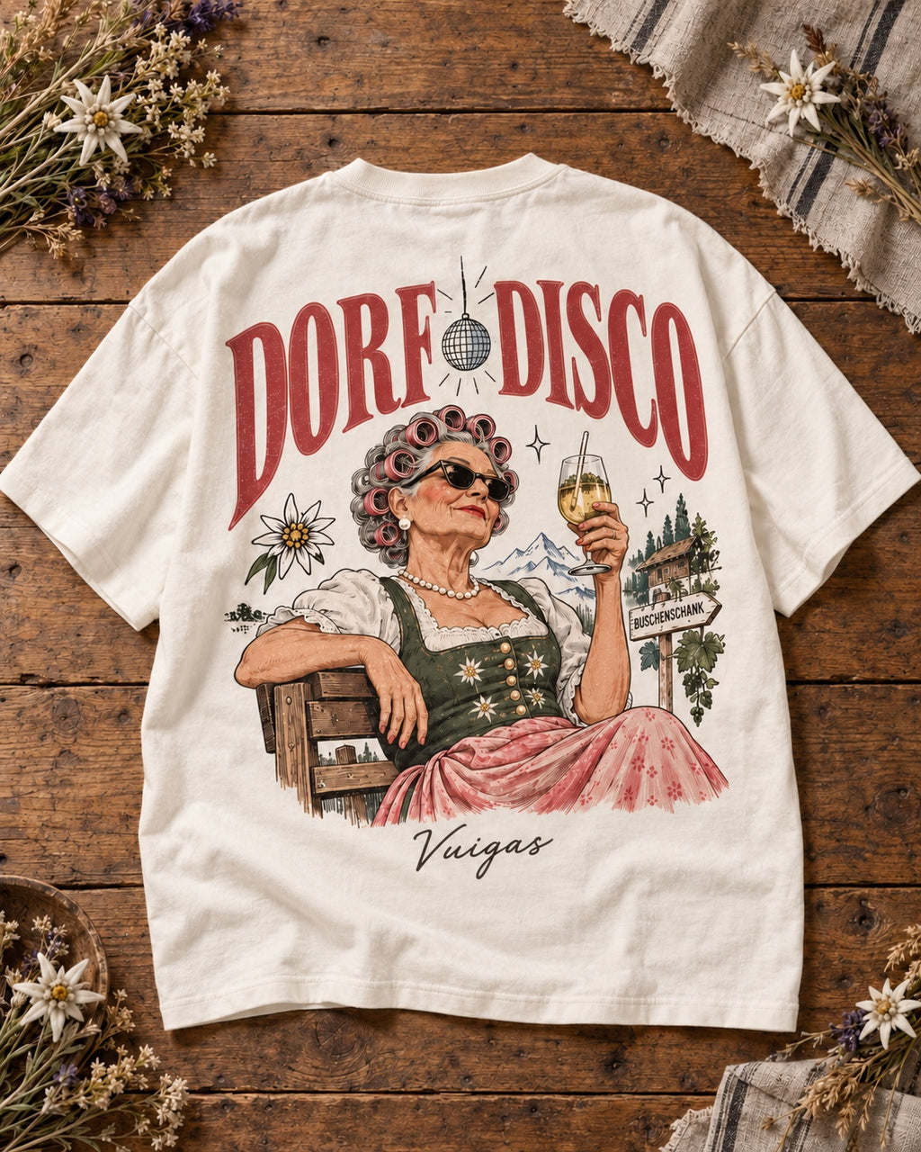 Herren Oversize-T-Shirt Dorf Disco – Vuigas in Weiß, Rückenmotiv auf Altholztisch