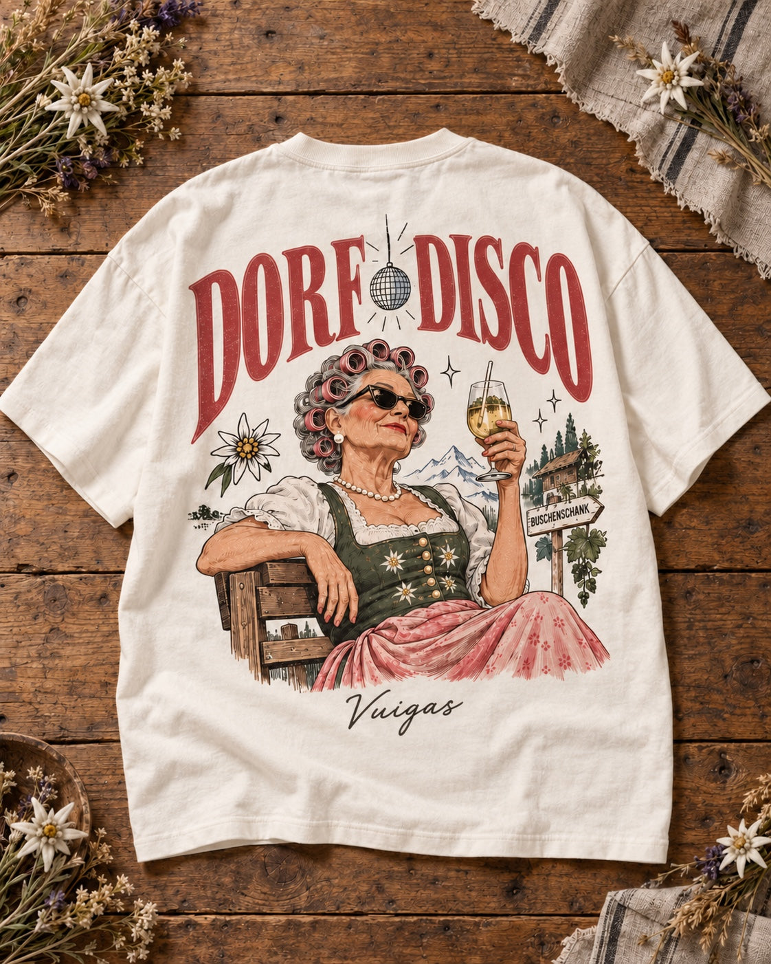 Herren Oversize-T-Shirt Dorf Disco – Vuigas in Weiß, Rückenmotiv auf Altholztisch