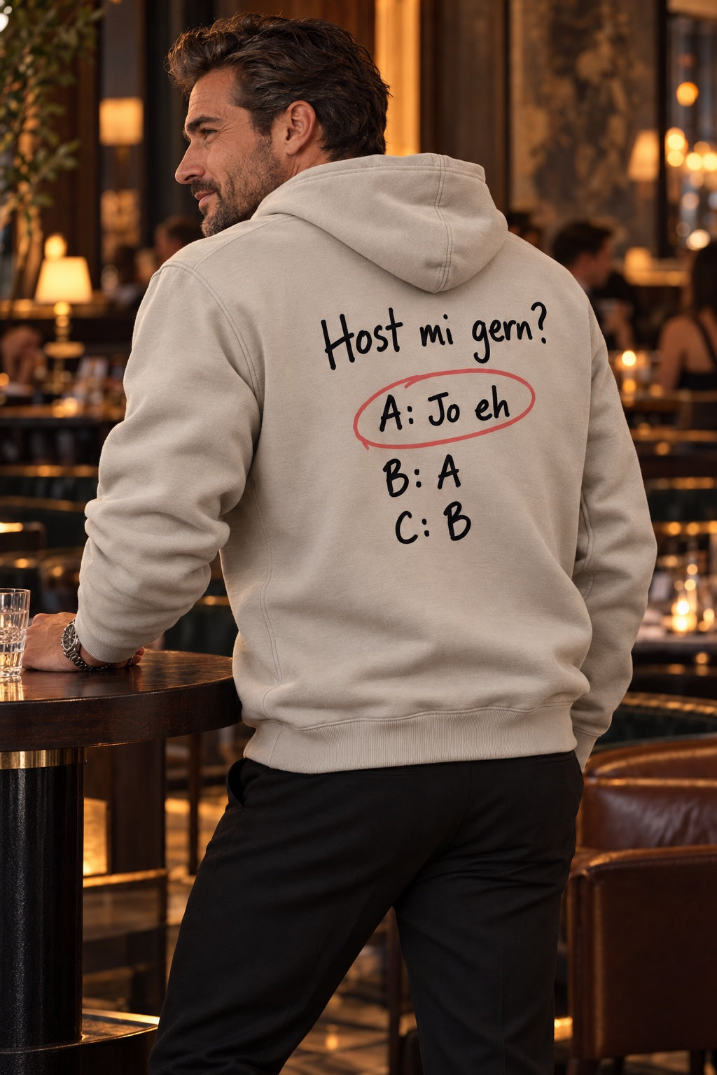 Beiger Herren Hoodie Host mi gern am Model im Lokal