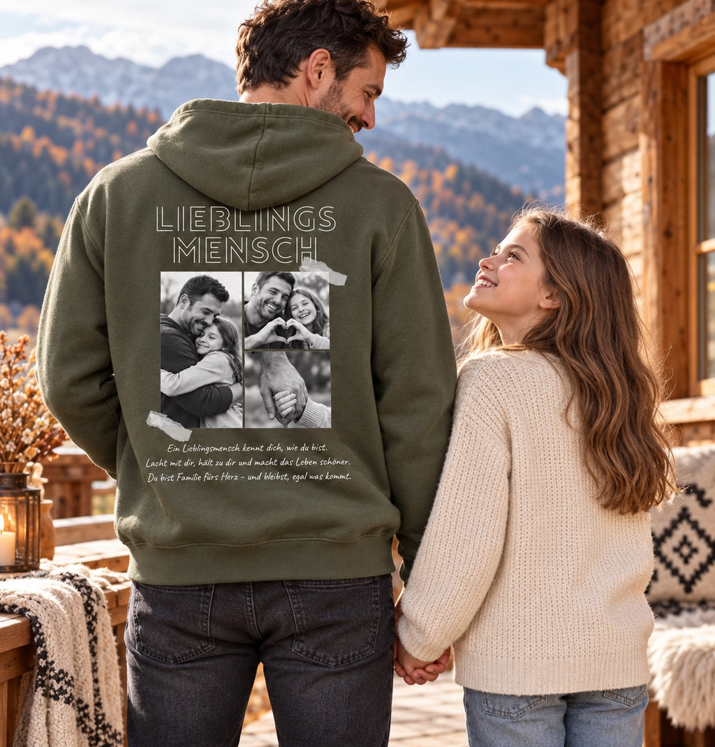 Vater mit olivgrünem Lieblingsmensch Hoodie neben seiner Tochter
