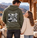 Vater mit olivgrünem Lieblingsmensch Hoodie neben seiner Tochter