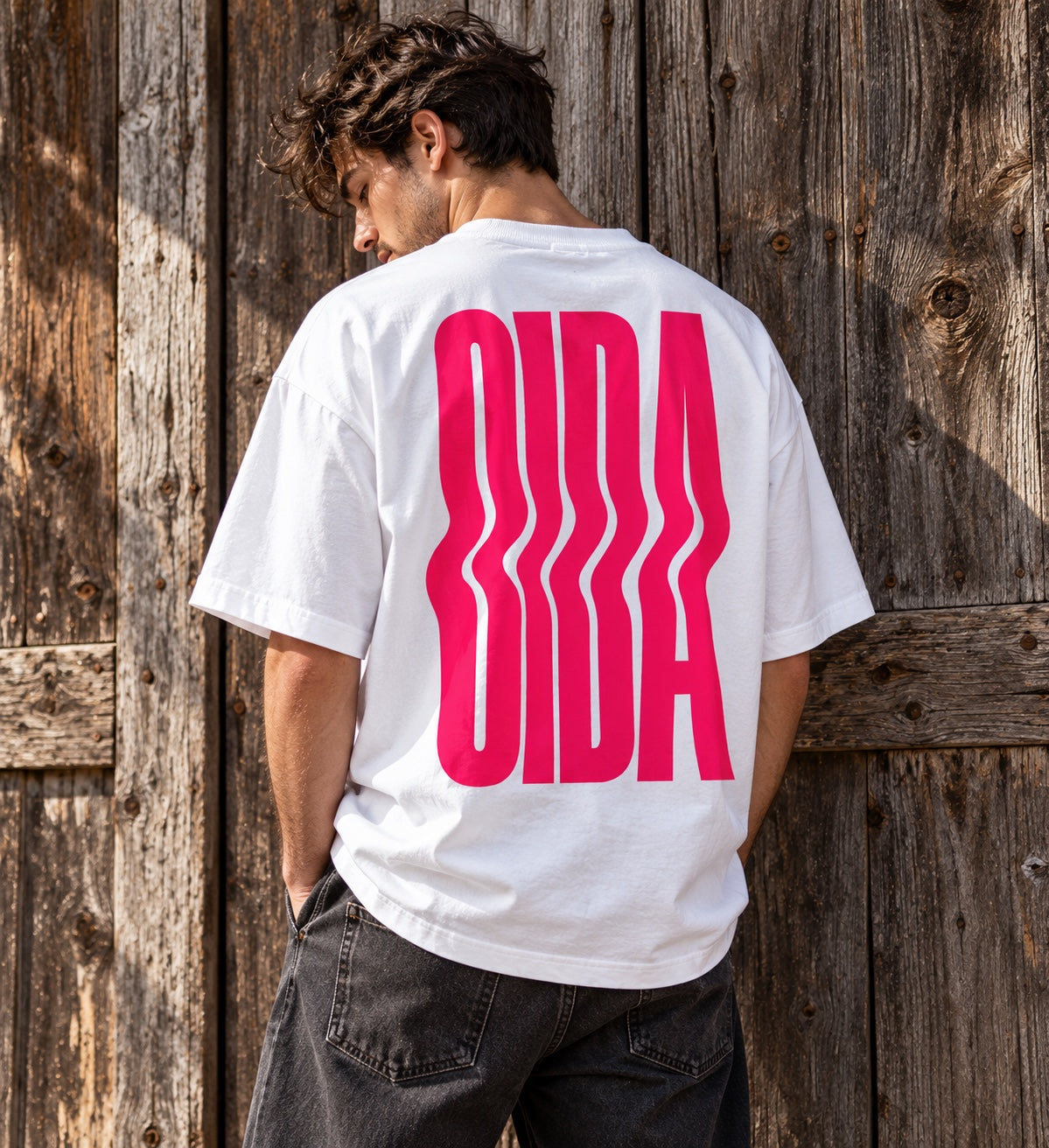 Herren Oversize T-Shirt in Weiß mit pinkem OIDA Rückenprint am Model