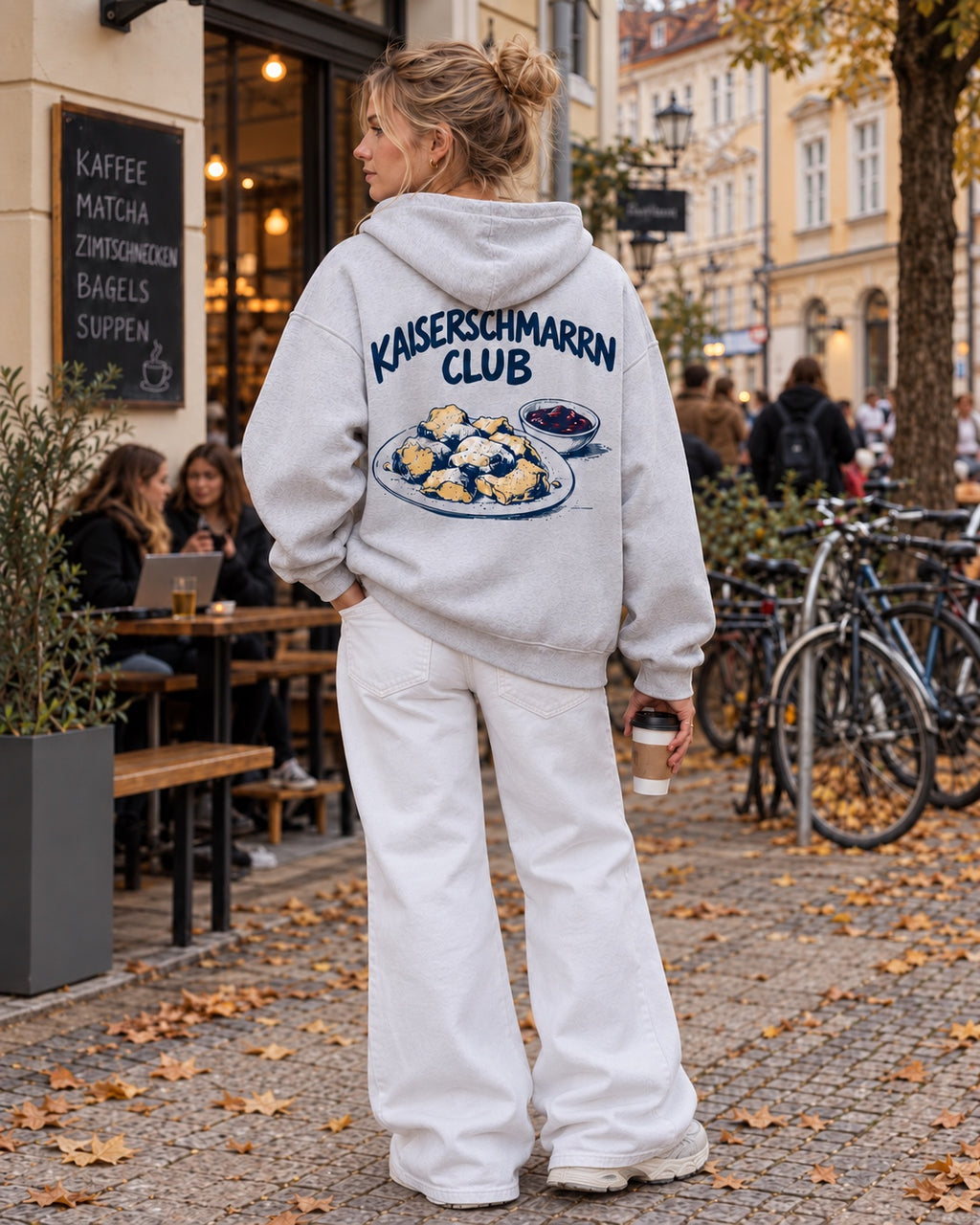 Damen Oversize-Hoodie Kaiserschmarrn Club in Grau meliert – Rückenansicht am Model