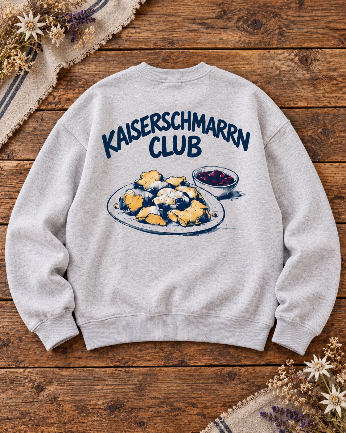 Damen Oversize-Rundhalspullover Kaiserschmarrn Club in Grau meliert auf Altholztisch – Rückseite