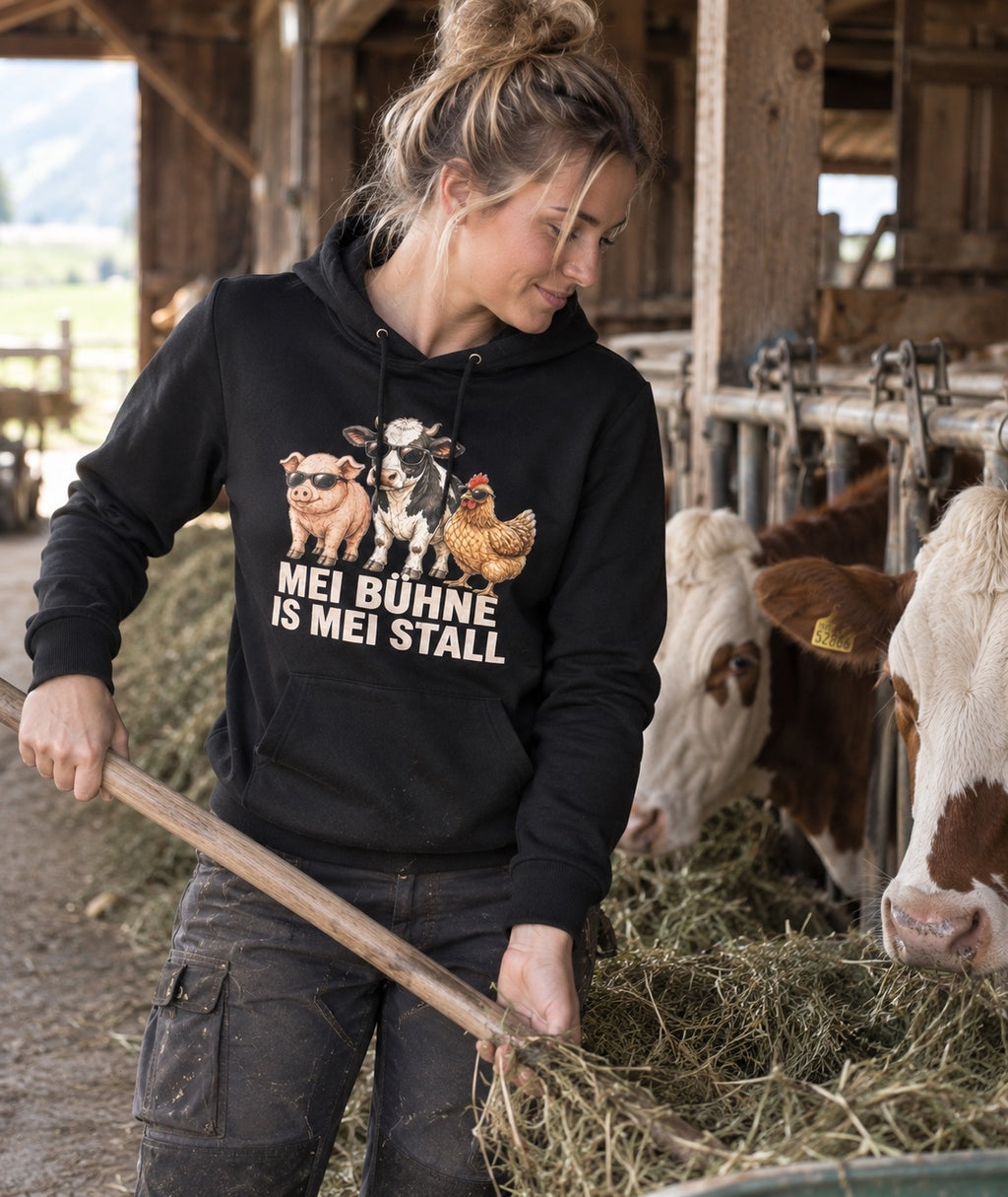 Model trägt schwarzen Damen-Hoodie Mei Bühne is mei Stall im Stall