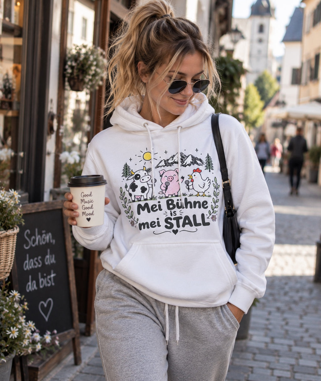 Model trägt weißen Damen-Hoodie Mei Bühne is mei Stall in der Stadt