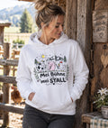 Model trägt weißen Damen-Hoodie Mei Bühne is mei Stall am Bauernhof
