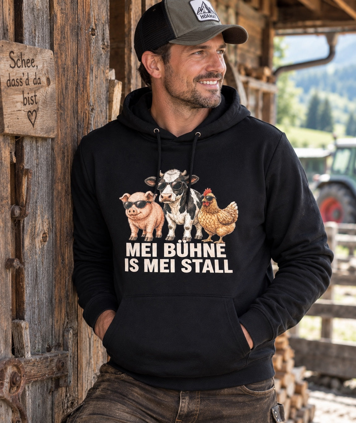 Model trägt schwarzen Herren-Hoodie Mei Bühne is mei Stall am Hof