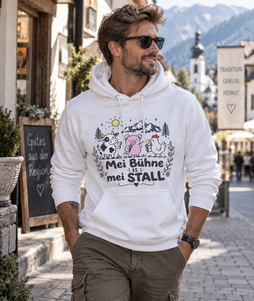 Model trägt weißen Herren-Hoodie Mei Bühne is mei Stall in der Stadt