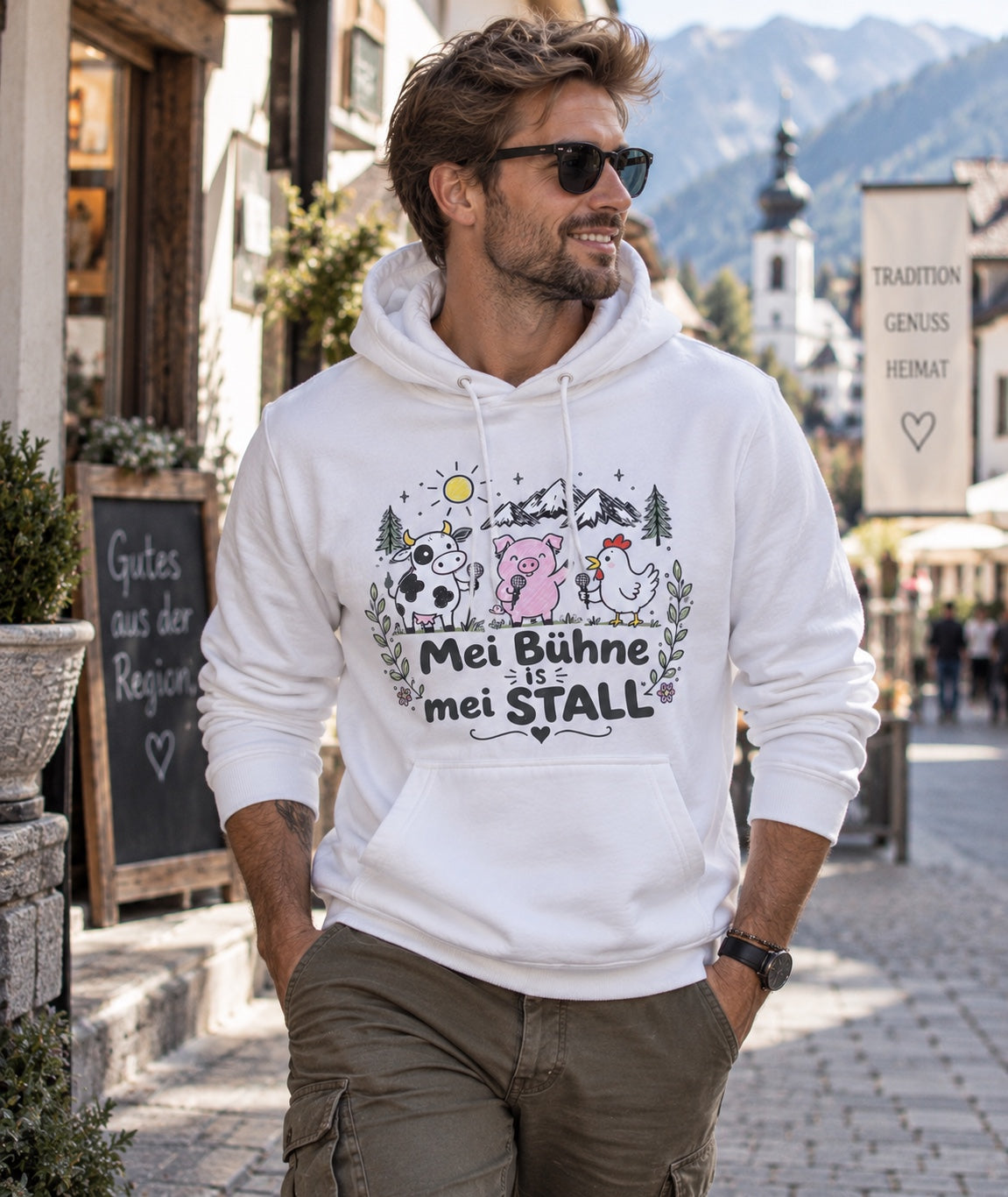 Model trägt weißen Herren-Hoodie Mei Bühne is mei Stall in der Stadt