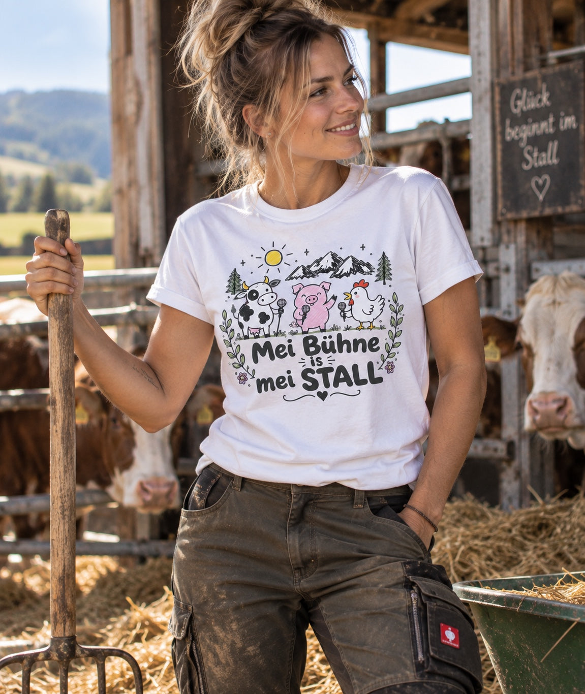 Model trägt weißes Landliebe-Damenshirt Mei Bühne is mei Stall am Bauernhof