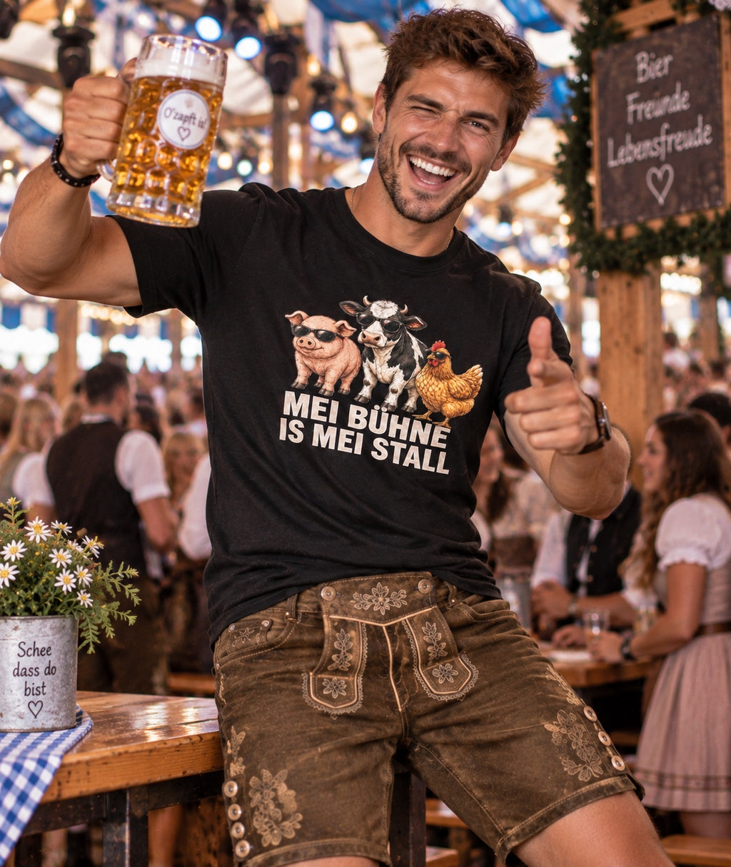 Model trägt schwarzes Herren-Shirt Mei Bühne is mei Stall beim Zeltfest