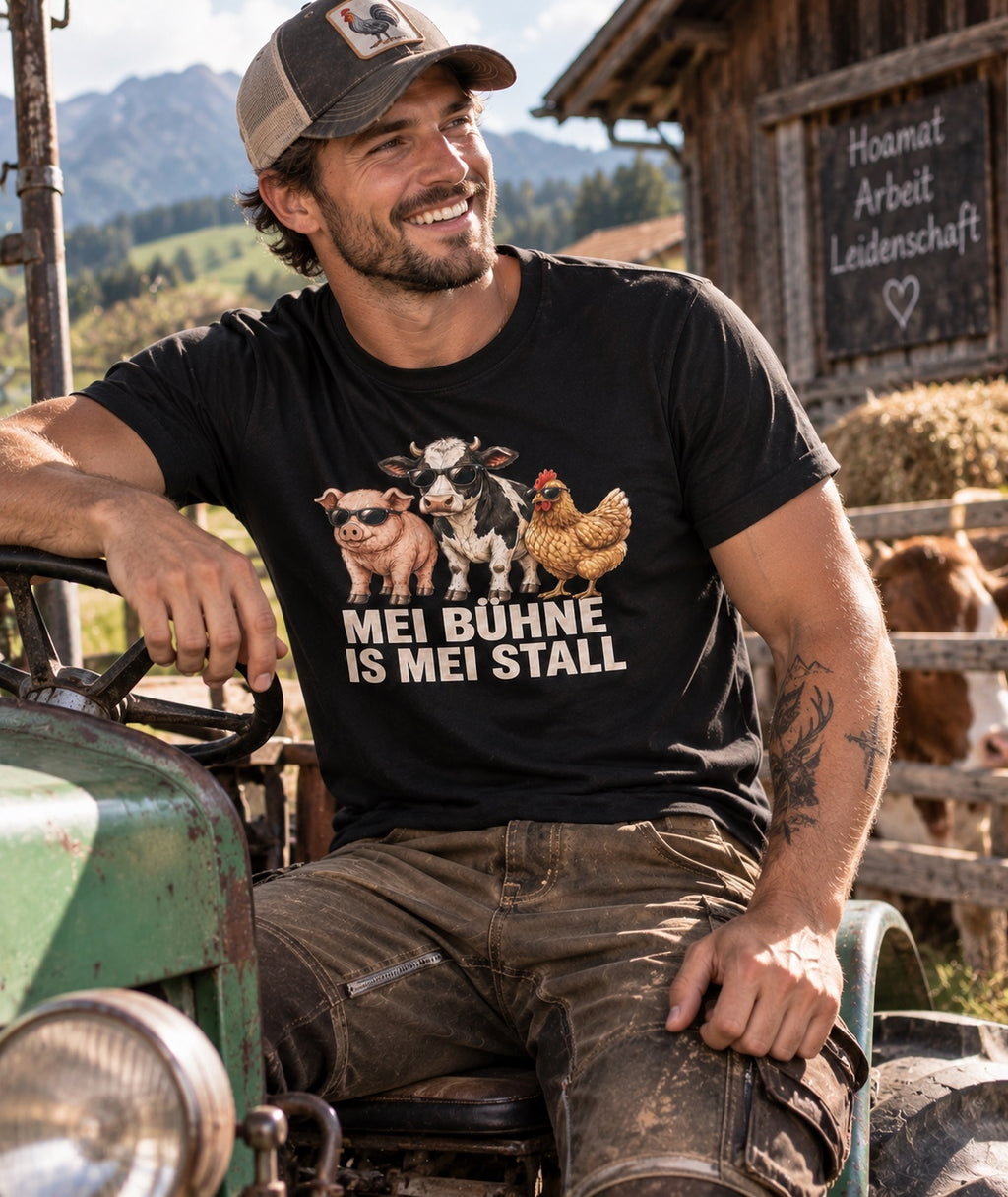 Model trägt schwarzes Herren-Shirt Mei Bühne is mei Stall am Traktor