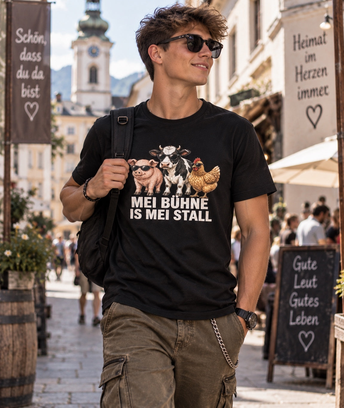 Model trägt schwarzes Herren-Shirt Mei Bühne is mei Stall in der Stadt