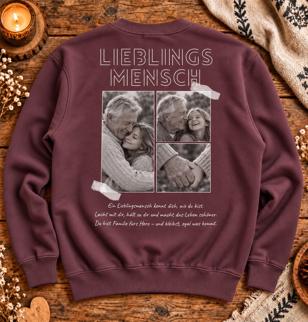 Beerenfarbenes Lieblingsmensch Sweatshirt mit Opa-Enkeltochter-Fotocollage auf Altholztisch