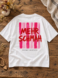 Weißes Damen Oversize-T-Shirt Mehr Schmäh – weniger granteln mit pink-rotem Rückenprint auf Altholztisch