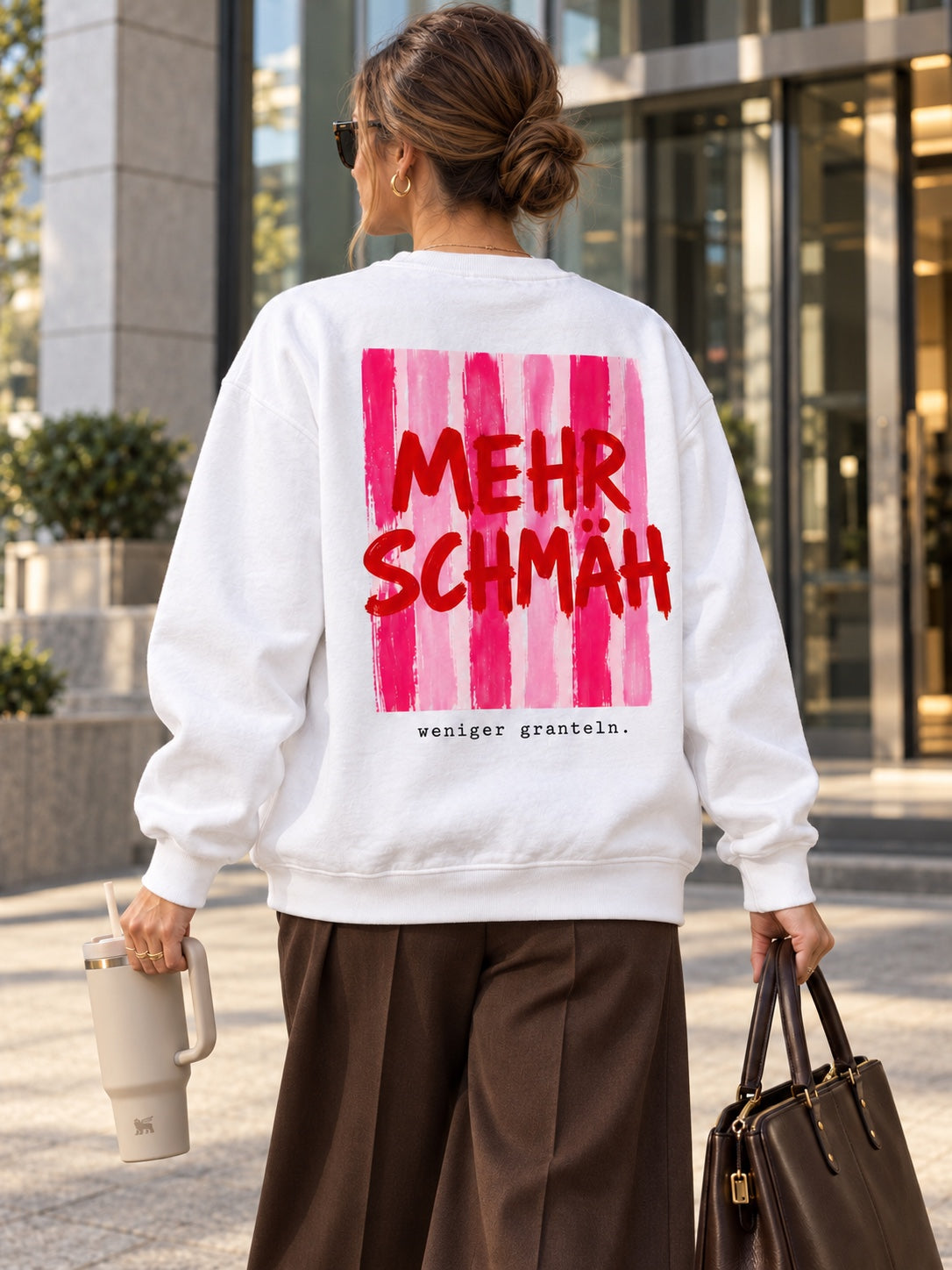 Weißer Damen Rundhalspullover Mehr Schmäh – weniger granteln am Model im Business-Look, Rückenansicht