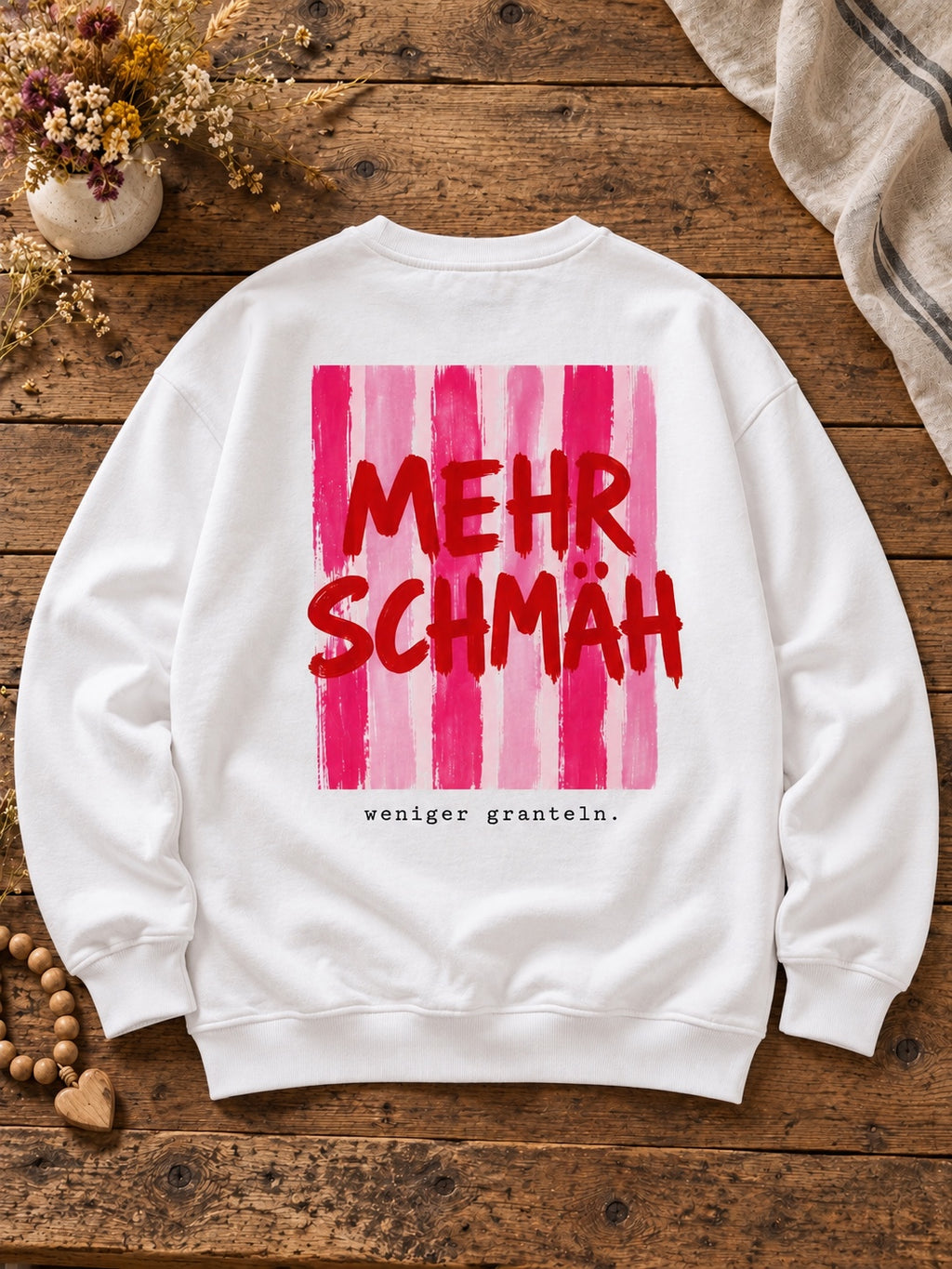 Weißer Damen Rundhalspullover Mehr Schmäh – weniger granteln auf Altholztisch, Rückenansicht