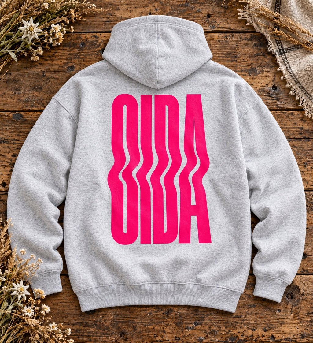 Grau melierter Hoodie mit pinkem OIDA Rückenprint auf Altholz