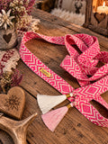 SCHMIGI-Taillengürtel Pink/Weiß mit weißer und rosa Quaste auf Altholztisch