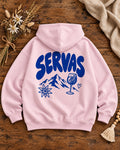 Damen Oversize-Hoodie SERVAS in Rosa mit blauem Rückenmotiv auf Altholztisch