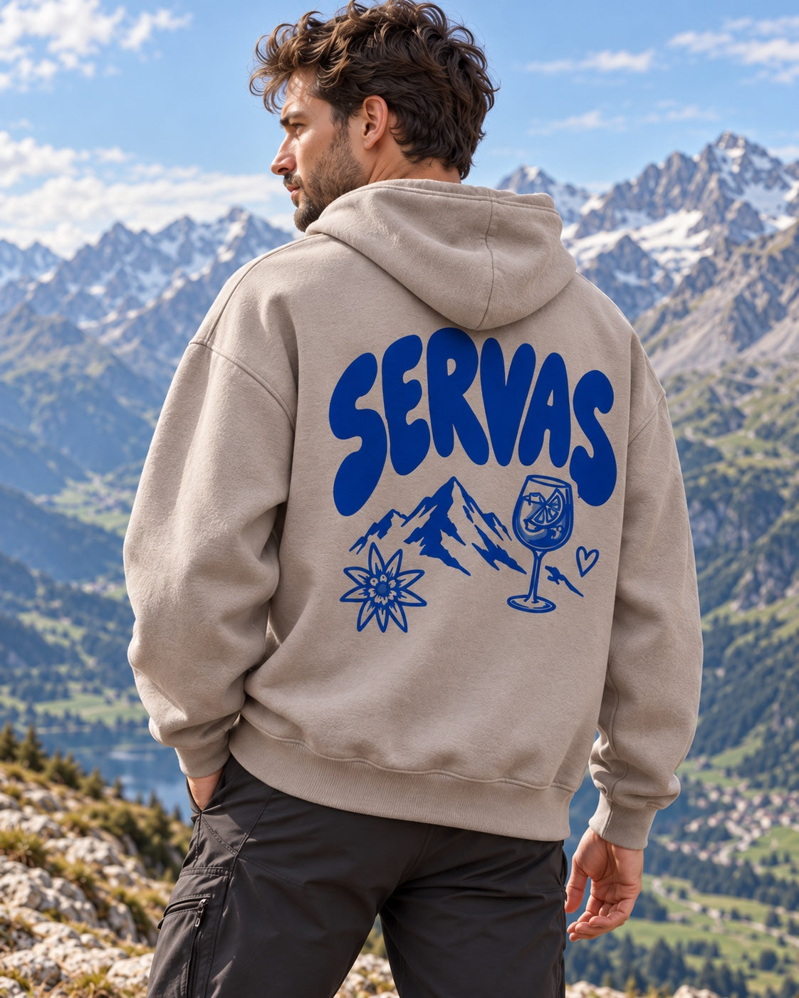 Herren Oversize-Hoodie SERVAS in Beige am Model in den Bergen