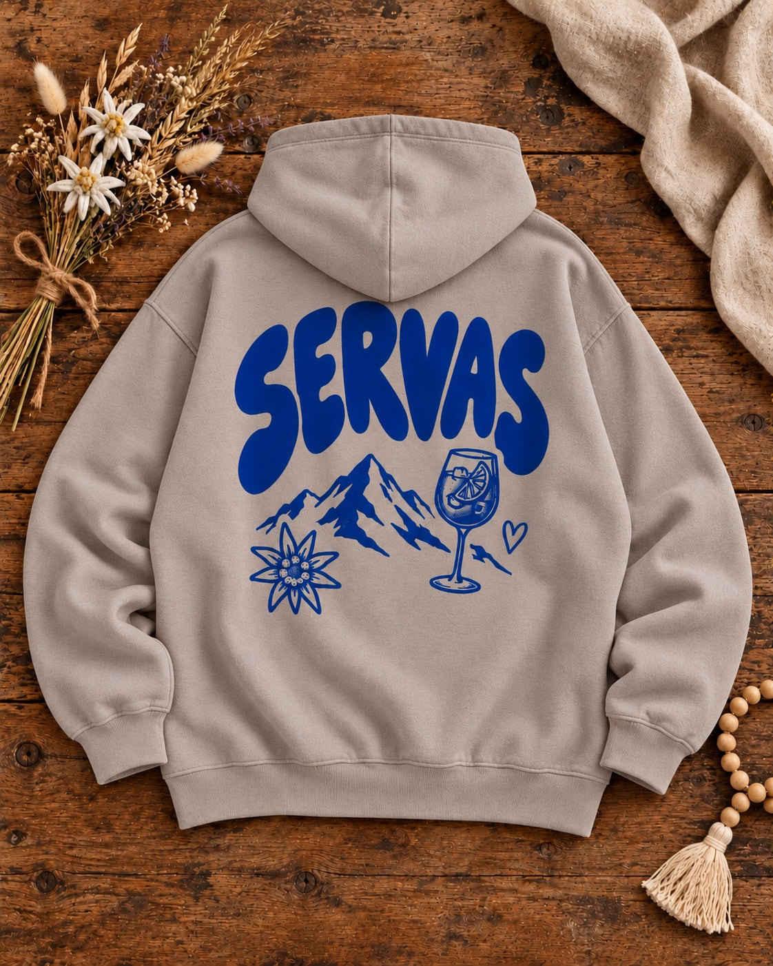 Herren Oversize-Hoodie SERVAS in Beige mit blauem Rückenmotiv auf Altholztisch