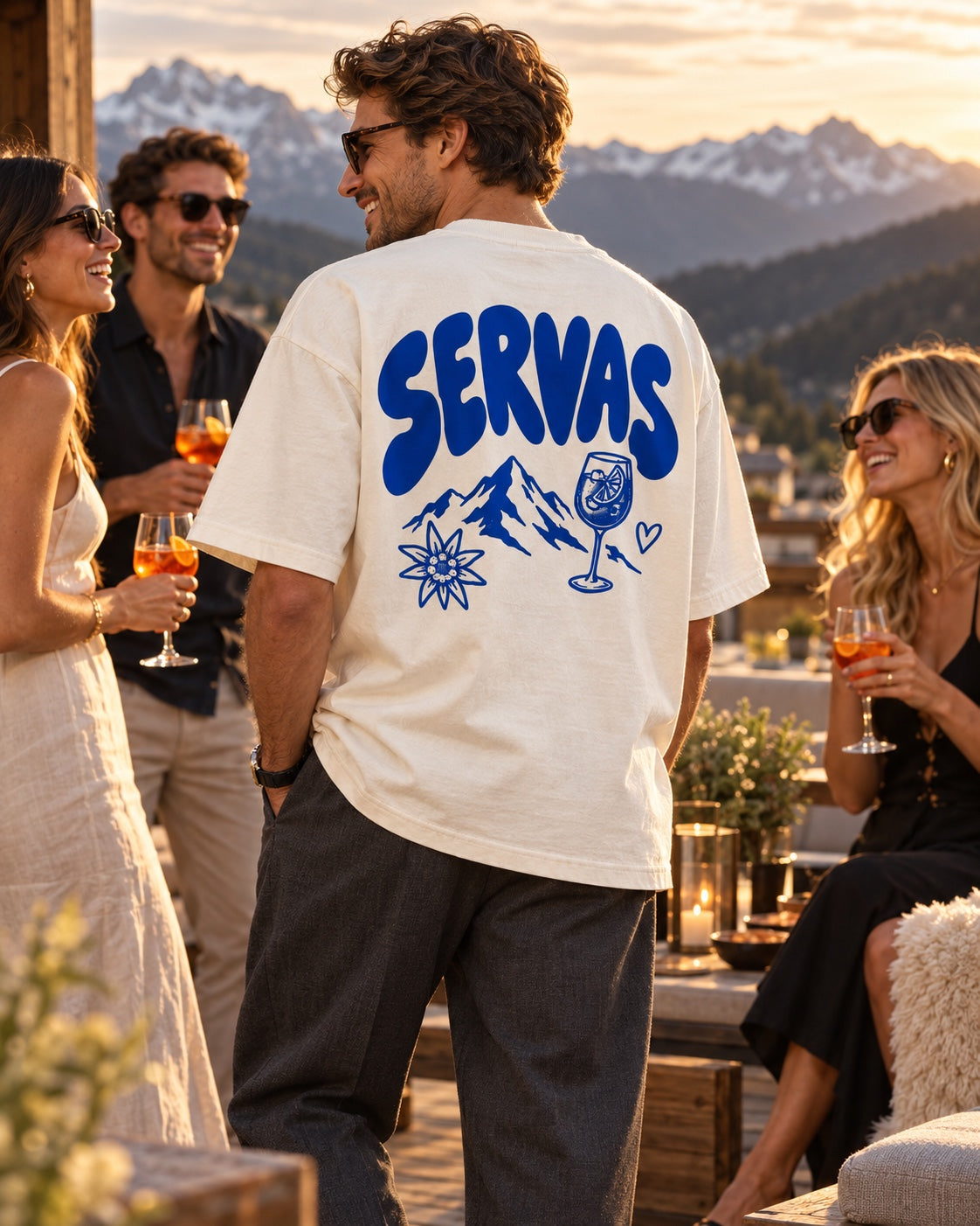 Herren Oversize-T-Shirt SERVAS in Weiß am Model mit blauem Rückenmotiv